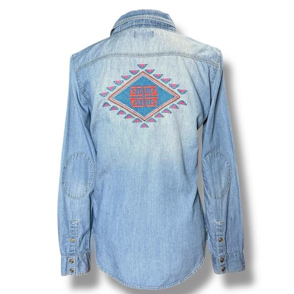 Beulah Womens Southwestern Aztec Embroidered Chambray Denim Button Up Shirt Med - Picture 3 of 16